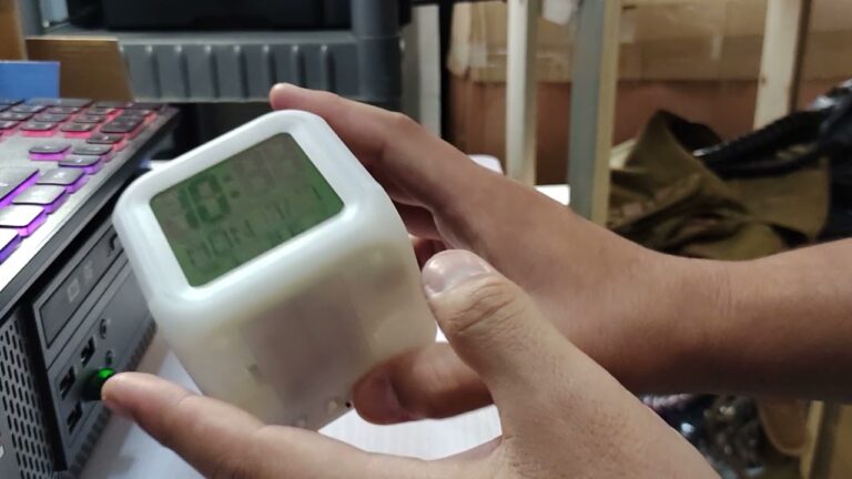 Descubre las fascinantes instrucciones para utilizar el reloj cubo LED